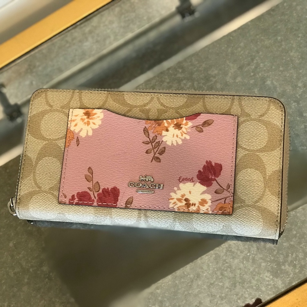 *NEW* Authentic Coach Accordion Zip Wallet